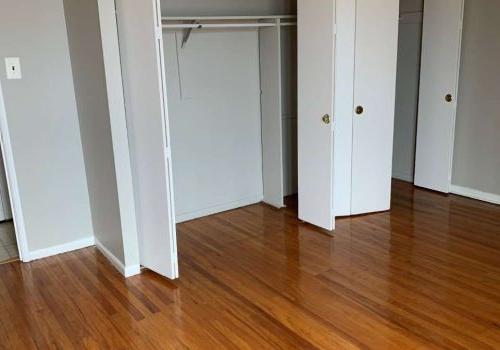 洛伍德庄园 closet with hardwood floor